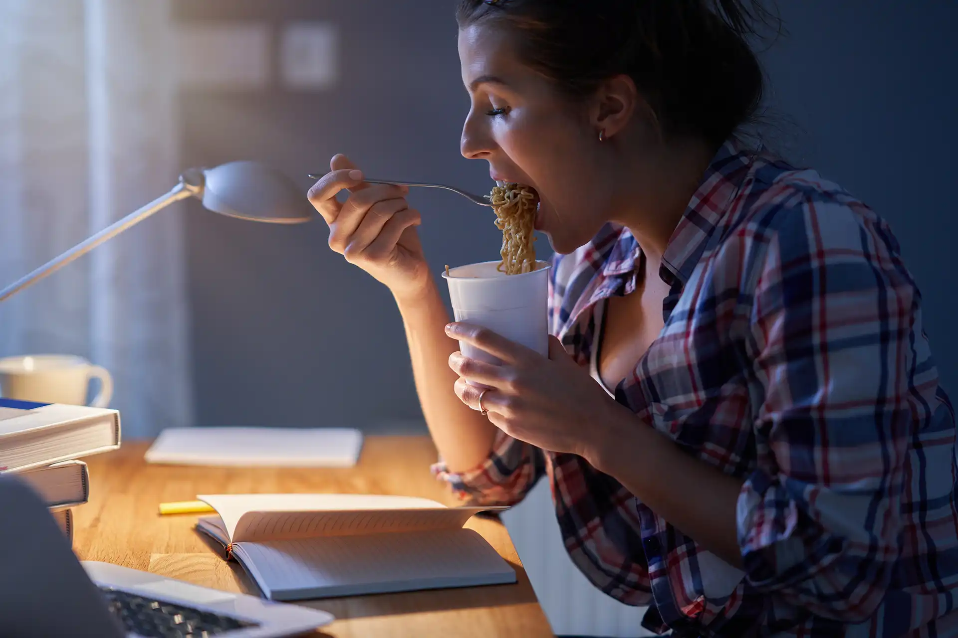Late-Night Snacking: How Midnight Eating Affects Sleep and Metabolism